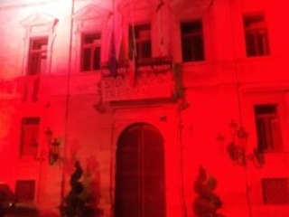 2025 - Giornata Nazionale dell'Afasia - La facciata di palazzo Ducale si illumina di rosso 2025 - Giornata Nazionale dell'Afasia - La facciata di palazzo Ducale si illumina di rosso